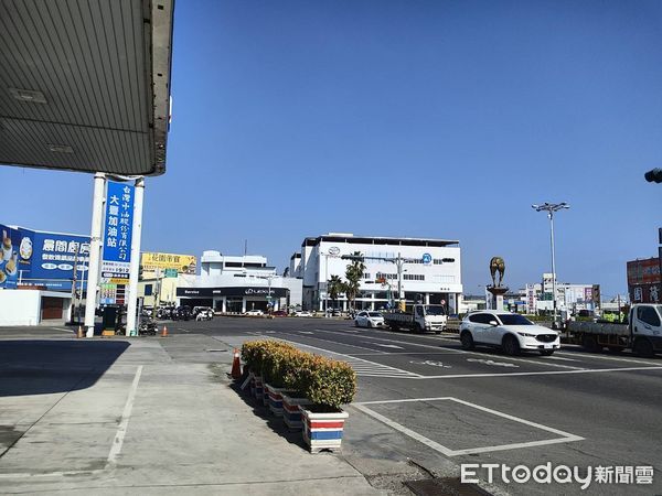 ▲屏東市自小客車撞加油站花盆後逃逸            。（圖／記者陳崑福翻攝）