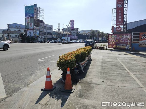 ▲屏東市自小客車撞加油站花盆後逃逸            。（圖／記者陳崑福翻攝）