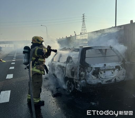 ▲台南市國道1號南下317.4公里新市段外側車道，23日下午驚傳火燒車事故，1部自小客車行至該處突起火燃燒，駕駛人及女乘客馬上下車逃生。（圖／民眾提供，下同）