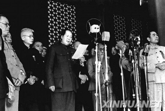 ▲▼1949年10月1日，毛澤東在天安門城樓上宣告中共建政。（圖／翻攝自新華網）