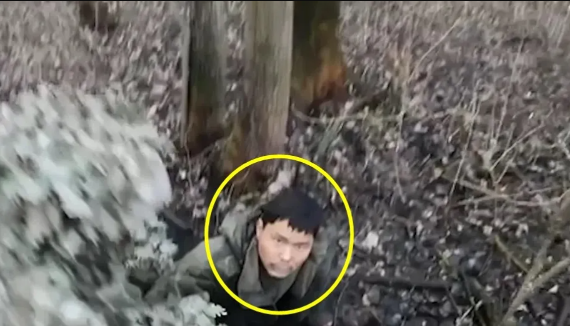 ▲▼烏克蘭曝光俘虜北韓士兵的畫面。（圖／翻攝自YouTube）