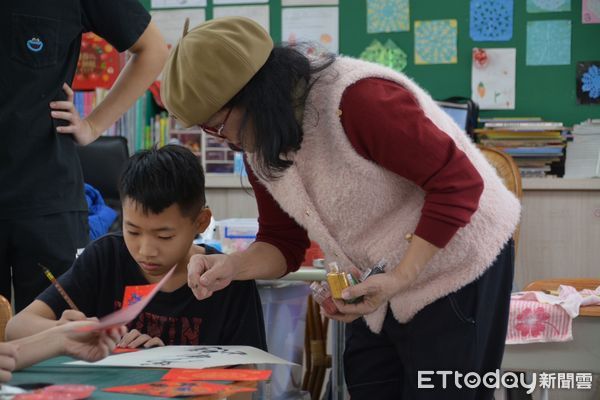 ▲小朋友書寫創意春聯。（圖／記者楊漢聲翻攝）