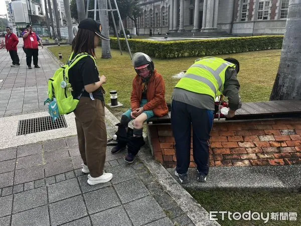 ▲台南舉行的全國中等學校童軍大露營，1月22日進行台南三館的文化采風活動時，童軍伙伴發現車禍，馬上投入救援行動。（圖／記者林東良翻攝，下同）