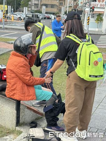 ▲台南舉行的全國中等學校童軍大露營，1月22日進行台南三館的文化采風活動時，童軍伙伴發現車禍，馬上投入救援行動。（圖／記者林東良翻攝，下同）