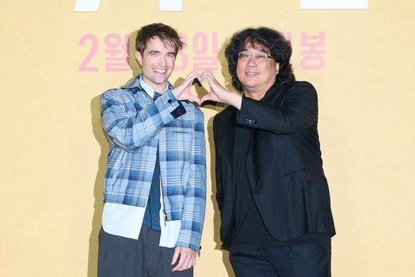 ▲《米奇17號》由南韓名導奉俊昊執導，羅伯派汀森當起全宇宙最倒楣的社畜。（圖／華納提供）