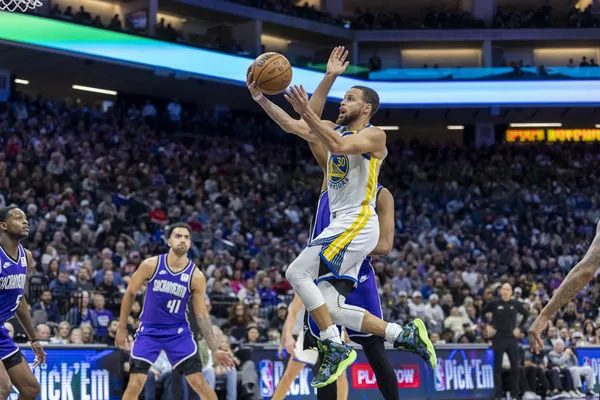 ▲勇士柯瑞、國王迪羅臣。（圖／達志影像／美聯社）