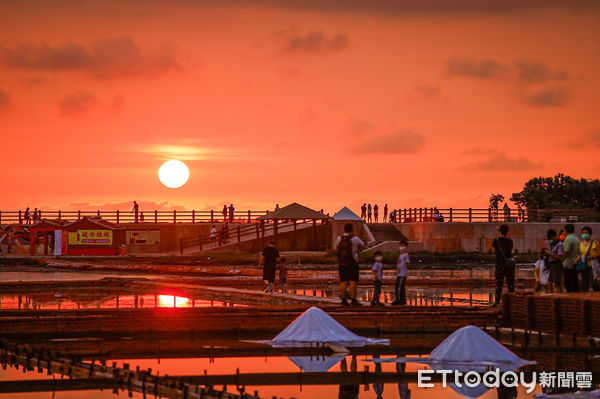 ▲▼台南井仔腳瓦盤鹽田夕陽。（圖／記者蔡玟君攝）