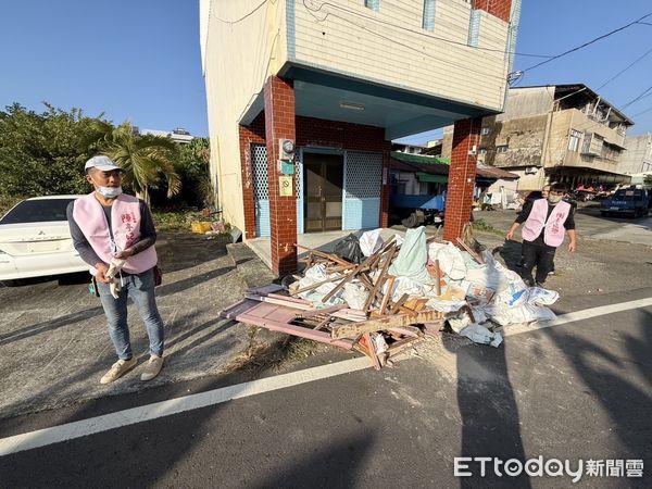 ▲立委陳亭妃前往勘災後，隨即組成「陳亭妃災後志工團隊」，深入災區幫忙家園整理，盼能協助災民早日恢復正常生活。（圖／記者林東良翻攝，下同）