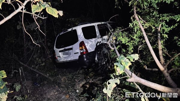 ▲▼高雄轎車衝墜山坡，駕駛送醫不治。（圖／記者吳世龍翻攝）