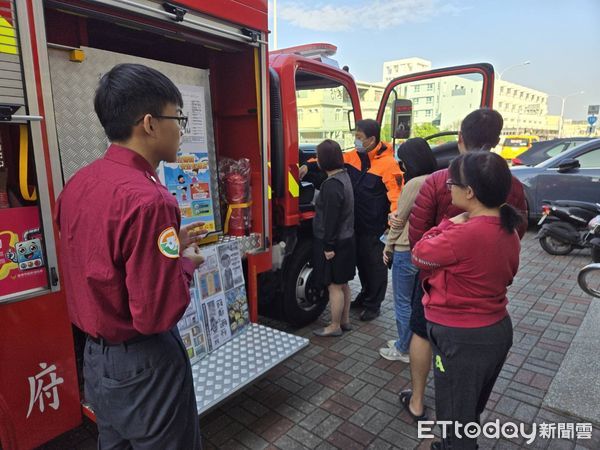 ▲台南市消防局第三大隊西港消防分隊，利用新春前夕，至西港區衛生所及圖書館等地辦理防火宣導快閃活動。（圖／記者林東良翻攝，下同）