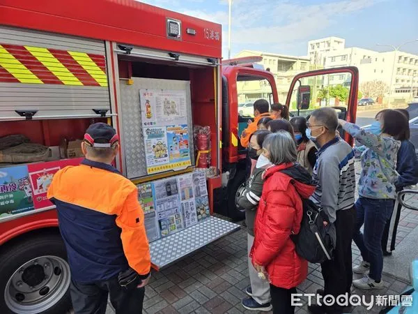 ▲台南市消防局第三大隊西港消防分隊，利用新春前夕，至西港區衛生所及圖書館等地辦理防火宣導快閃活動。（圖／記者林東良翻攝，下同）