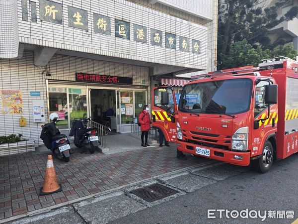 ▲台南市消防局第三大隊西港消防分隊，利用新春前夕，至西港區衛生所及圖書館等地辦理防火宣導快閃活動。（圖／記者林東良翻攝，下同）