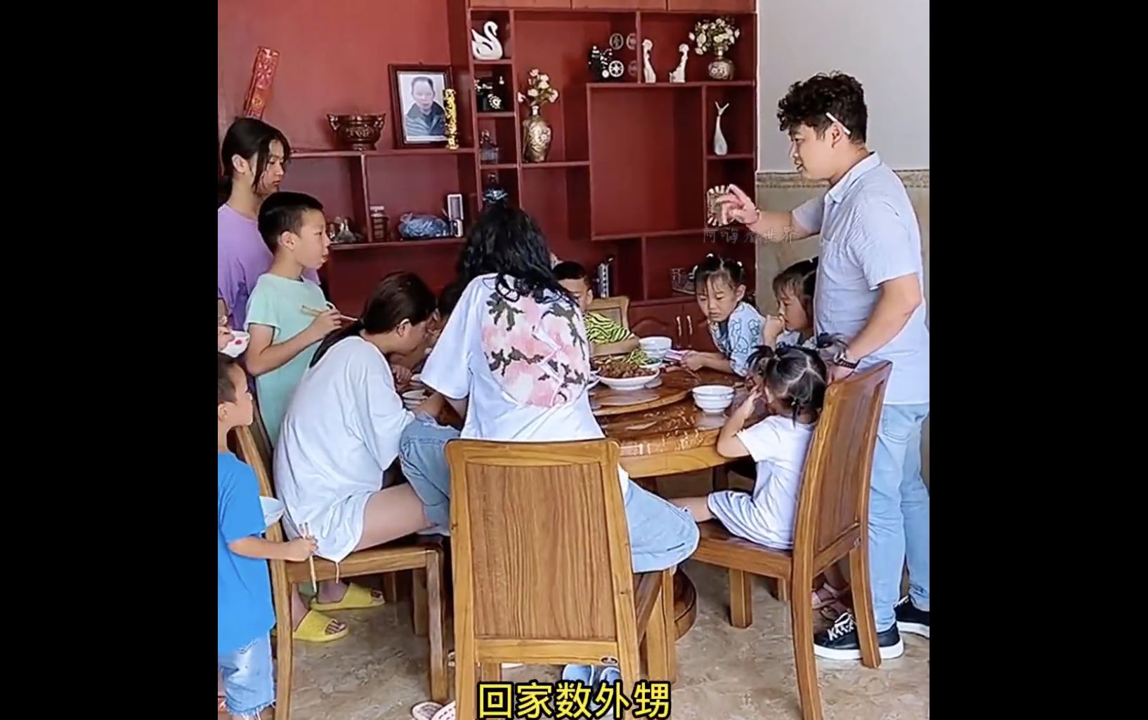 ▲陸「最強舅舅」每年寒暑假都要招呼16個外甥回家團聚。（圖／翻攝微博）