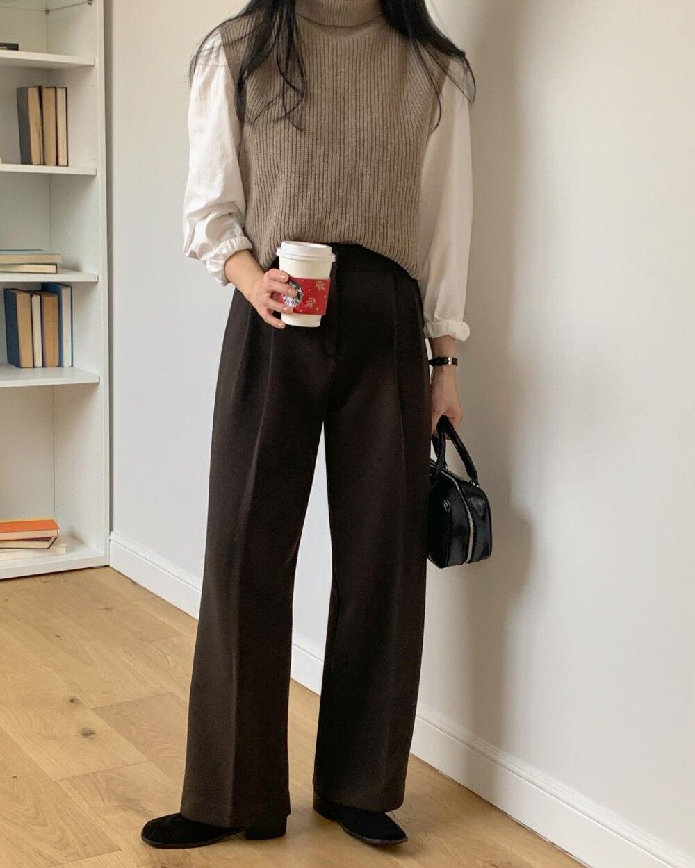 ▲針織背心穿搭     。（圖／翻攝自官網）