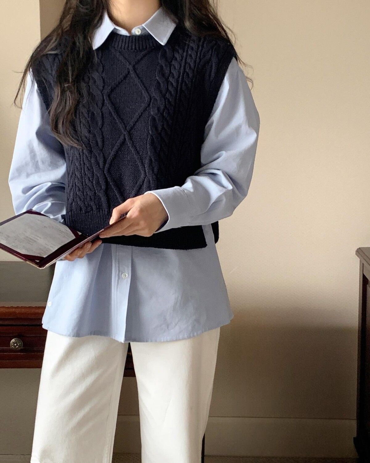 ▲針織背心穿搭     。（圖／翻攝自官網）