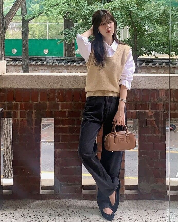 ▲針織背心穿搭     。（圖／翻攝自官網）