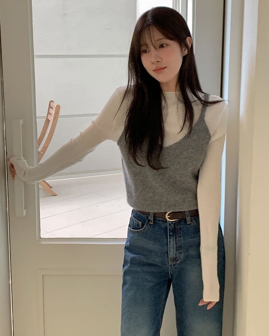 ▲針織背心穿搭     。（圖／翻攝自官網）