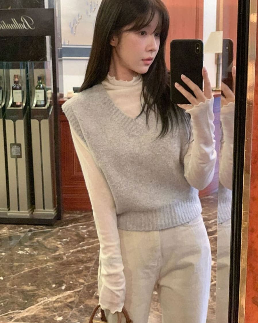 ▲針織背心穿搭     。（圖／翻攝自官網）