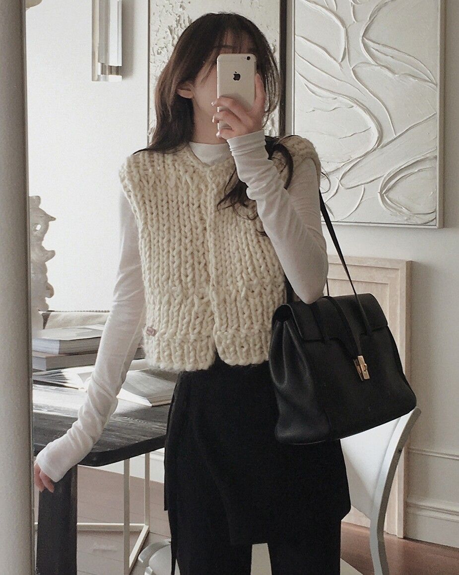 ▲針織背心穿搭     。（圖／翻攝自官網）