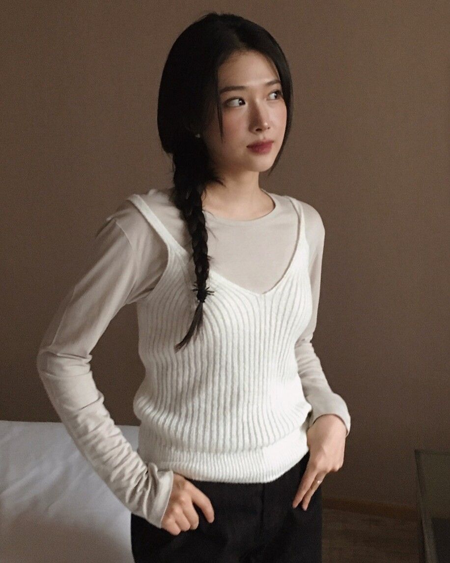 ▲針織背心穿搭     。（圖／翻攝自官網）