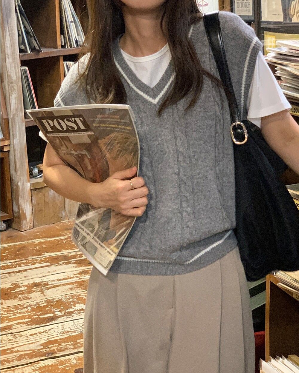 ▲針織背心穿搭 。（圖／翻攝自官網）