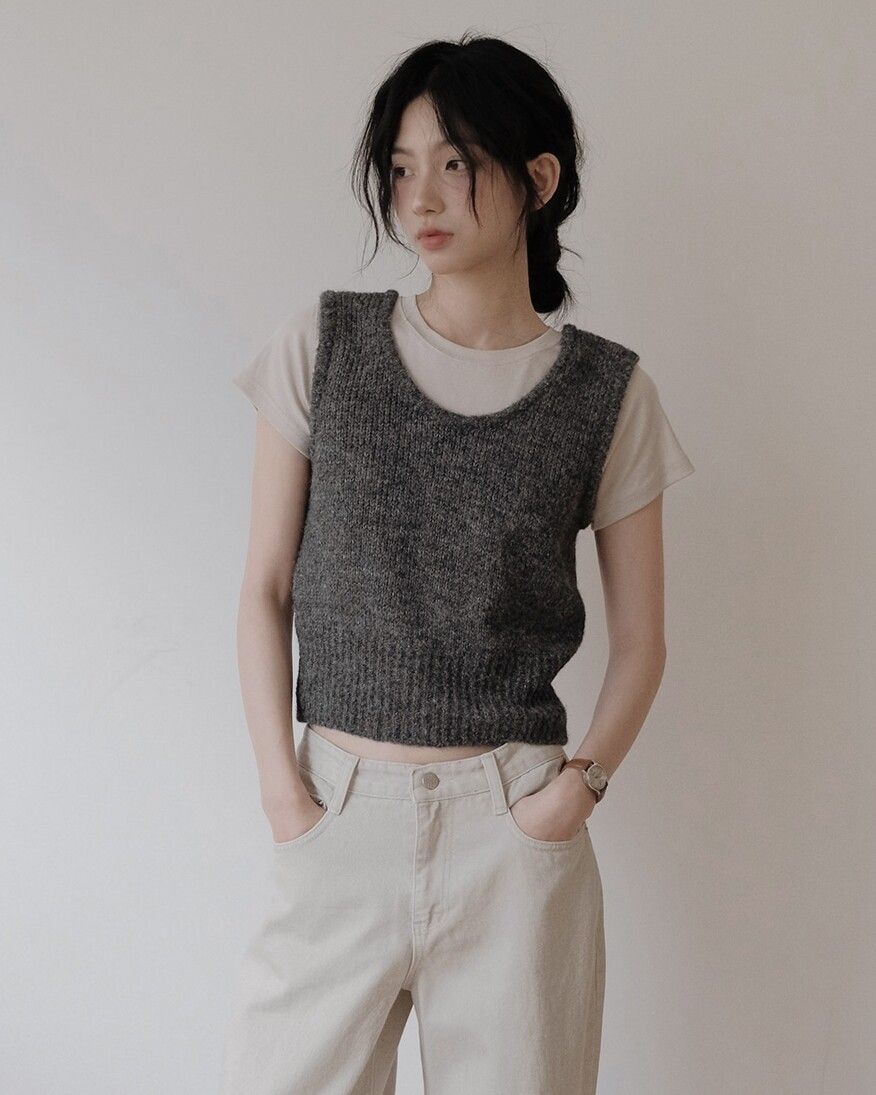 ▲針織背心穿搭 。（圖／翻攝自官網）