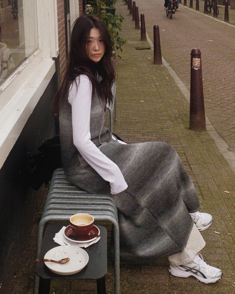 ▲針織背心穿搭 。（圖／翻攝自官網）