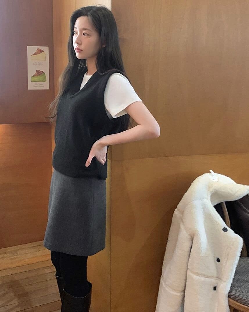 ▲針織背心穿搭 。（圖／翻攝自官網）