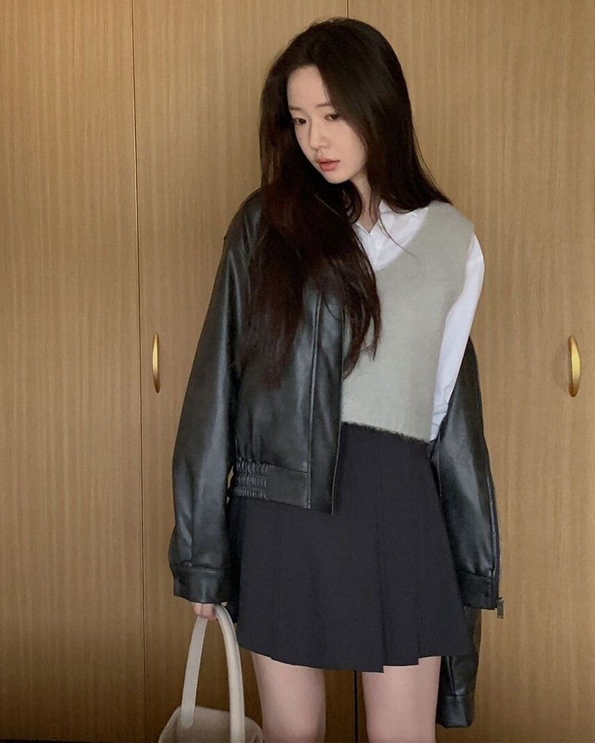 ▲針織背心穿搭 。（圖／翻攝自官網）