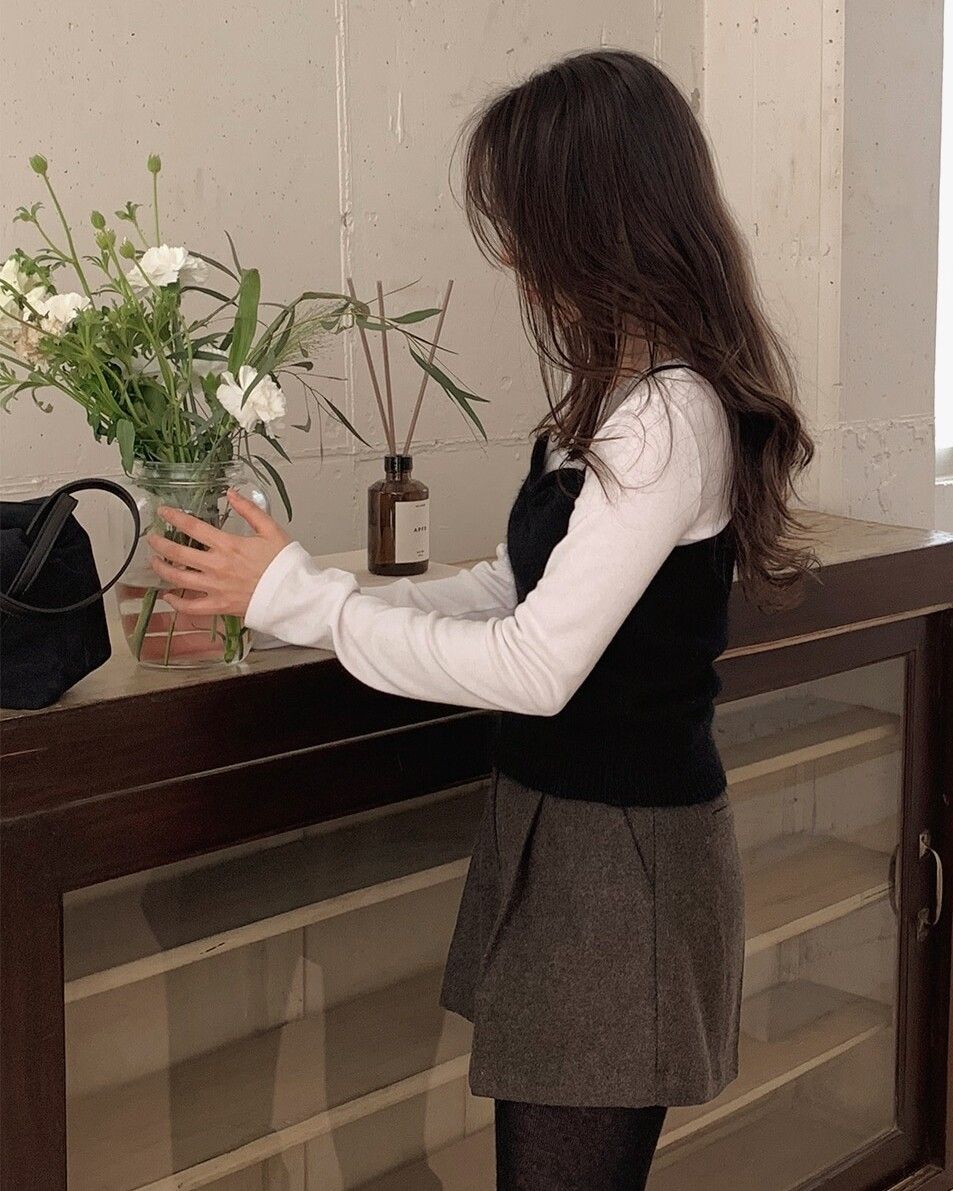 ▲針織背心穿搭 。（圖／翻攝自官網）