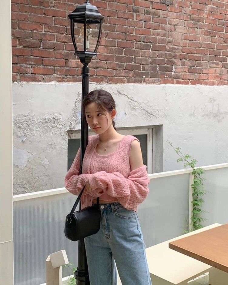 ▲針織背心穿搭 。（圖／翻攝自官網）