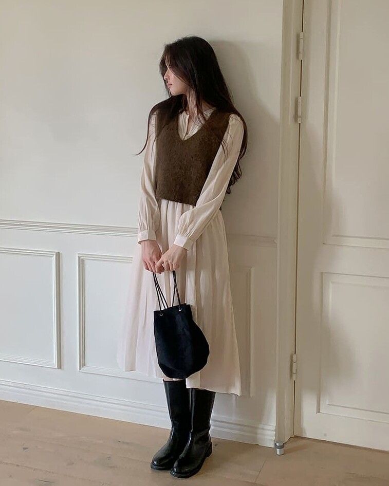 ▲針織背心穿搭 。（圖／翻攝自官網）