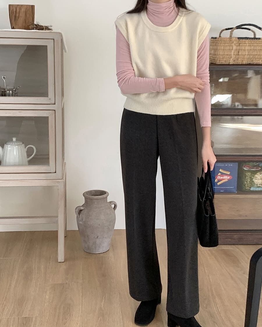 ▲針織背心穿搭 。（圖／翻攝自官網）