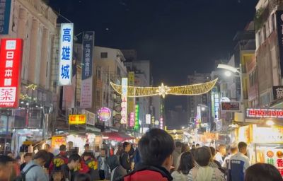 貴又難吃都倒了！高雄老夜市「人潮景象復活」　網驚：外國人超多