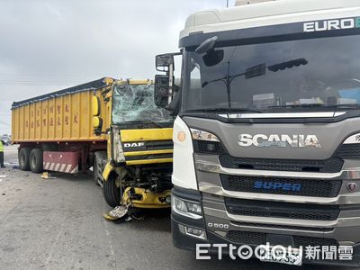 正面對決片！台中大安溪橋砂石車左轉撞聯結車　1駕駛受困　