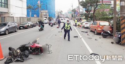 逆向超車猛撞機車！熊貓外送員噴飛重摔慘死　恐怖奪命畫面曝