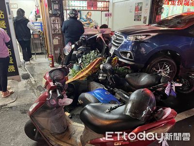 等紅燈被撞少年狂追「轎車往右一偏」2人撞飛　恐怖畫面曝光