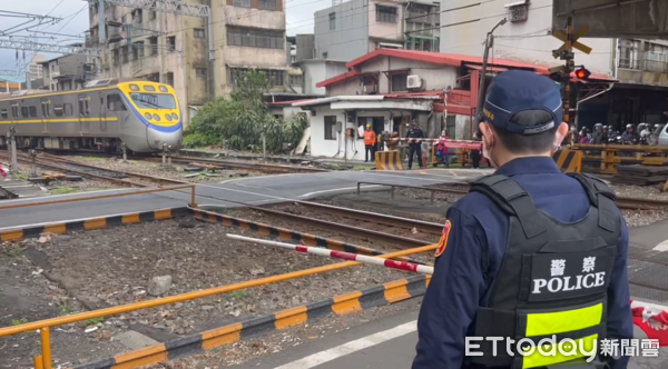 ▲▼台鐵基隆成功路平交道險象環生 65歲男子徘徊軌道險釀悲劇。（圖／記者郭世賢翻攝）