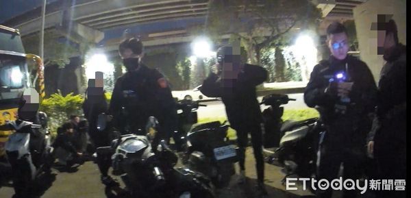 ▲▼北市建國派出所警員深夜攔查飆車族，3騎士躲草叢被逮。（圖／記者邱中岳翻攝）