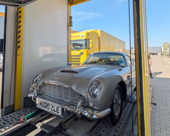 ▲007系列電影中的經典Aston Martin DB5車款。（圖／DHL提供）
