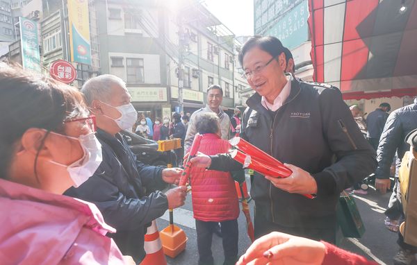 ▲桃園市長張善政與副市長春節期間將在全市境內76間廟宇走春祭拜，發放福袋。（資料照／市府民政局提供）