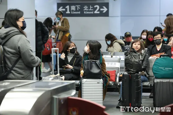 ▲▼春節疏運,過年,年節,農曆新年,旅客,乘客,車站,返鄉,旅遊,遊客,出遊,國旅,觀光,交通,連假,加班車,台鐵,站務人員,交通,大眾運輸,雙鐵,火車,鐵道,月台,乘客,通勤,旅客,鐵路,列車,台北火車站,口罩,防疫,北車,春節返鄉人潮。（圖／記者李毓康攝）