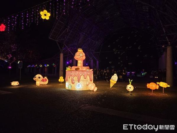 ▲雲林縣政府在虎尾高鐵綠園道及農博生態園區塑造主題式、浪漫的燈景，21日晚間為新春應景燈飾啟燈。（圖／記者王悉宇翻攝）