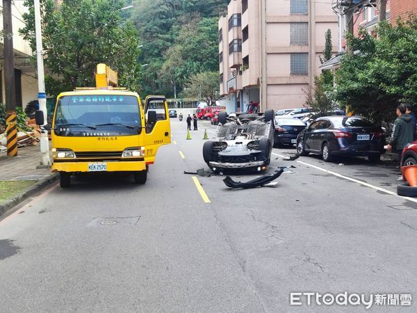 ▲▼基隆一家四口翻車送醫，警方車內化妝包中搜出毒品。（圖／記者郭世賢翻攝）