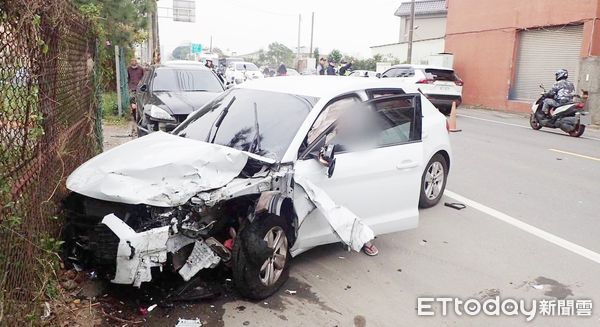 ▲桃園市八德區22日下午發生轎車逆向超車撞上機車事故，肇事轎車車頭嚴重毀損。（圖／記者沈繼昌翻攝）