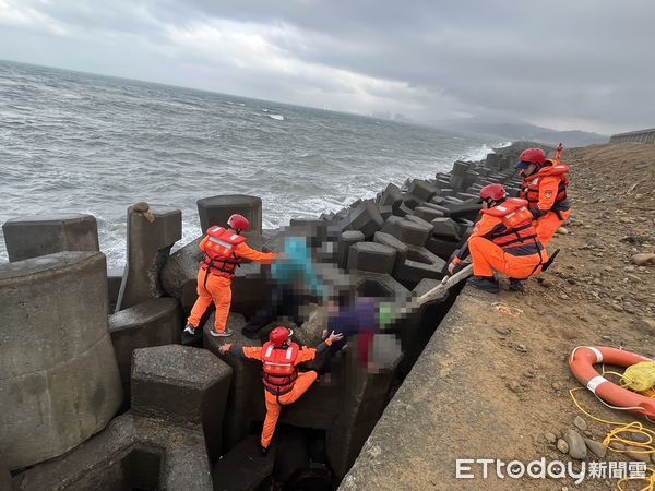 ▲▼             林口火力發電廠外海漁船翻覆，1人失蹤。（圖／記者陸運陞翻攝，下同）