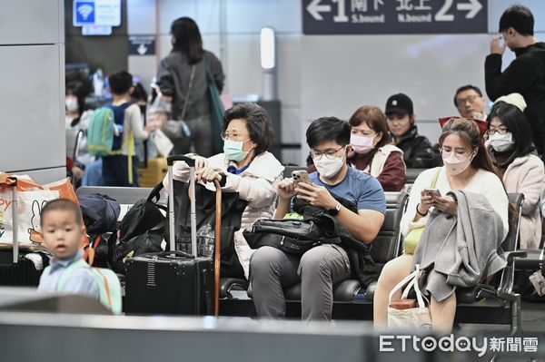 ▲春節疏運,過年,年節,農曆新年,旅客,乘客,車站,返鄉,旅遊,遊客,出遊,國旅,觀光,交通,連假,加班車,台鐵,站務人員,交通,大眾運輸,雙鐵,火車,鐵道,月台,乘客,通勤,旅客,鐵路,列車,台北火車站,口罩,防疫,北車,春節返鄉人潮。（圖／記者李毓康攝）