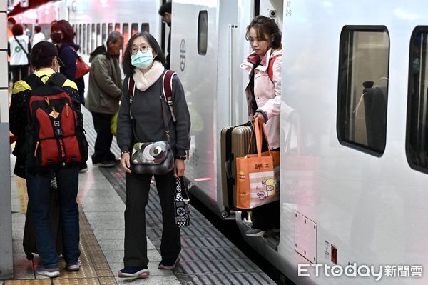 ▲春節疏運,過年,年節,農曆新年,旅客,乘客,車站,返鄉,旅遊,遊客,出遊,國旅,觀光,交通,連假,加班車,台鐵,站務人員,交通,大眾運輸,雙鐵,火車,鐵道,月台,乘客,通勤,旅客,鐵路,列車,台北火車站,口罩,防疫,北車,春節返鄉人潮。（圖／記者李毓康攝）