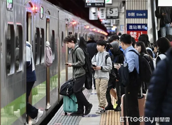 ▲春節疏運,過年,年節,農曆新年,旅客,乘客,車站,返鄉,旅遊,遊客,出遊,國旅,觀光,交通,連假,加班車,台鐵,站務人員,交通,大眾運輸,雙鐵,火車,鐵道,月台,乘客,通勤,旅客,鐵路,列車,台北火車站,口罩,防疫,北車,春節返鄉人潮。（圖／記者李毓康攝）