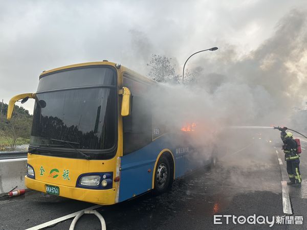 ▲▼             國3香山段火燒車。（圖／記者楊永盛翻攝，下同）